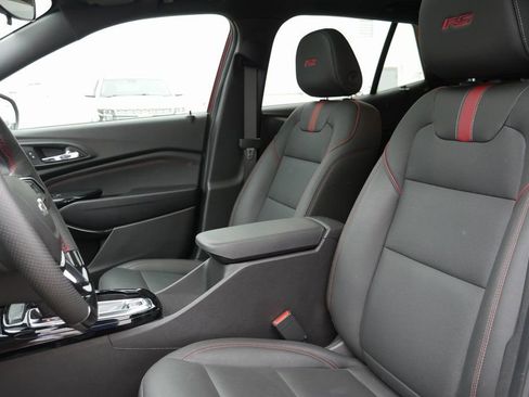 Used 2025 Chevrolet Trax RS w/ Sunroof Package image 9