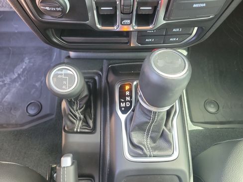 Used 2022 Jeep Wrangler Unlimited Sahara AWD/4WD image 28