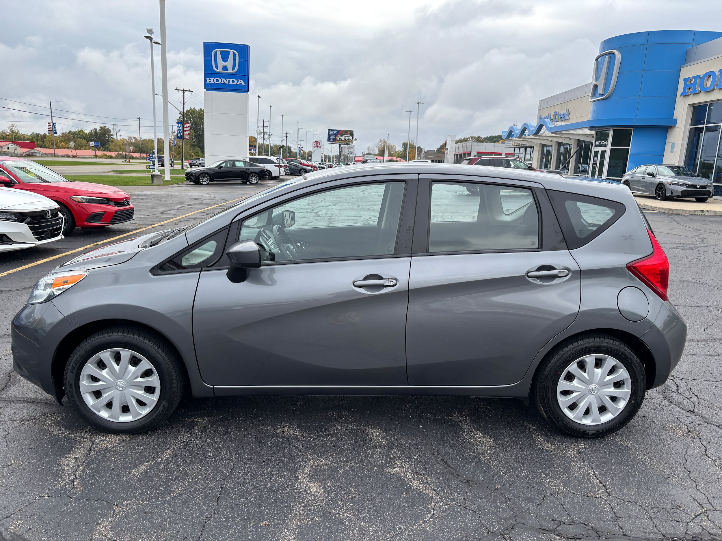 Used 2016 Nissan Versa Note SV FWD image 1