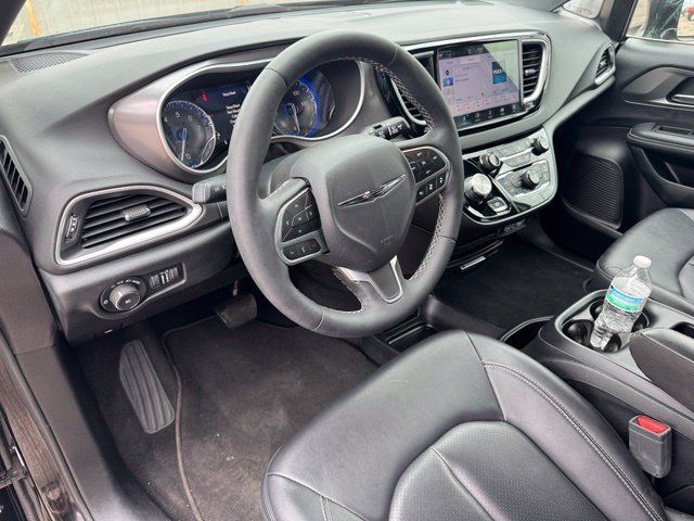 Used 2025 Chrysler Pacifica Select FWD image 14