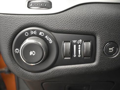 Certified 2016 Jeep Cherokee Trailhawk w/ Comfort/Convenience Group image 39