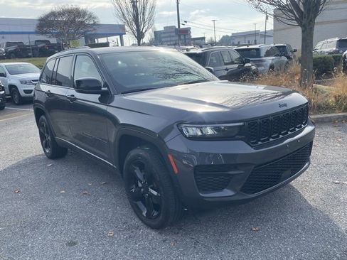 Used 2023 Jeep Grand Cherokee Altitude image 2