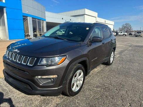 Used 2019 Jeep Compass Latitude FWD image 2