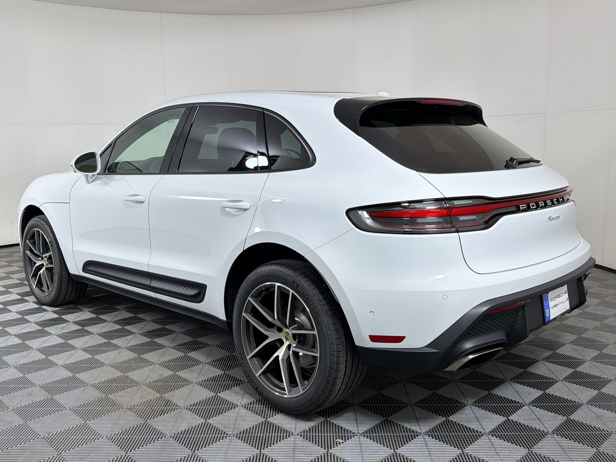 Used 2026 Porsche Macan AWD/4WD image 3