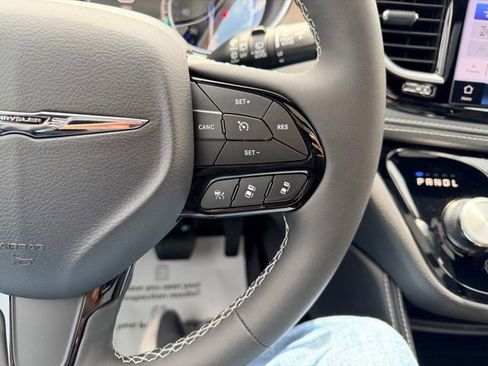 Used 2024 Chrysler Pacifica Limited w/ S Appearance Package FWD image 24