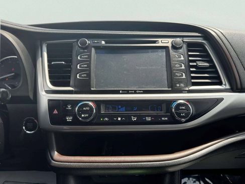 Used 2019 Toyota Highlander XLE AWD/4WD image 30