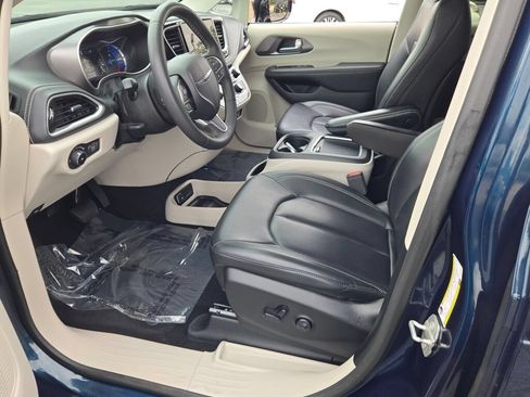 Certified 2024 Chrysler Pacifica Limited FWD image 5