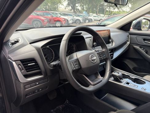 Used 2025 Nissan Rogue SV FWD image 35