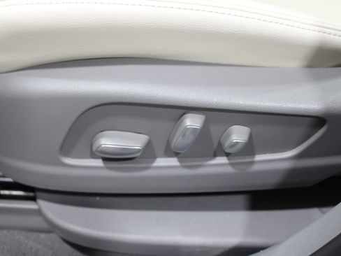 Used 2023 Cadillac XT6 Premium Luxury image 5