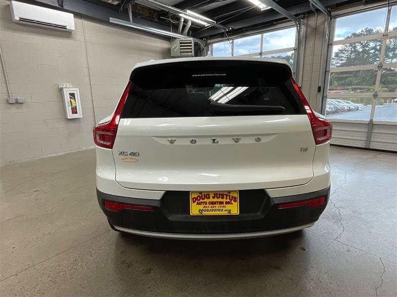 Used 2022 Volvo XC40 T4 Momentum FWD image 4
