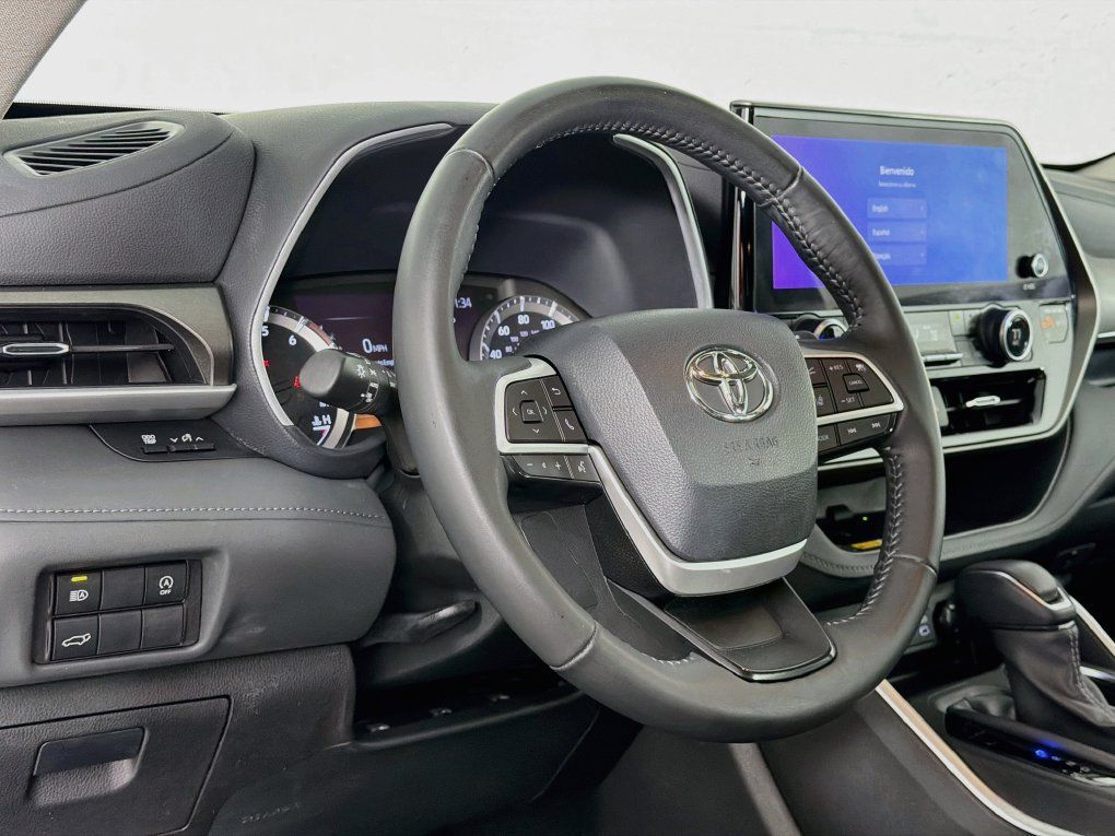 Used 2023 Toyota Highlander XLE AWD/4WD image 37
