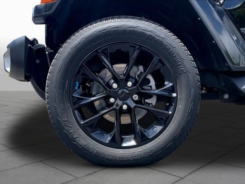 Used 2022 Jeep Wrangler Unlimited Sahara w/ Cold Weather Group AWD/4WD image 9