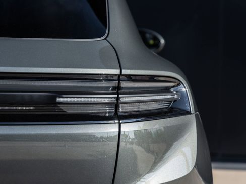 Certified 2025 Porsche Macan Electric image 13