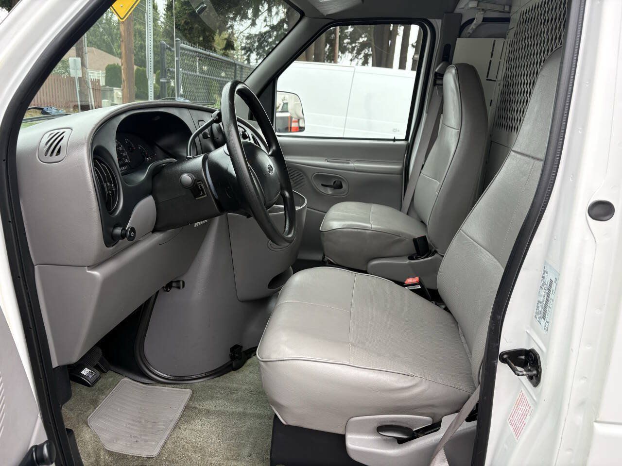Used 1999 Ford E-150 and Econoline 150 RWD image 9