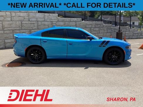 Used 2018 Dodge Charger SXT w/ Blacktop Package RWD image 8