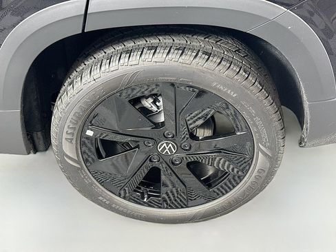 New 2026 Volkswagen Taos SE FWD image 9