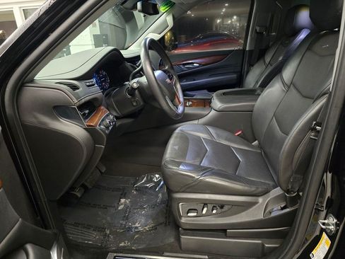 Used 2019 Cadillac Escalade Luxury AWD/4WD image 17