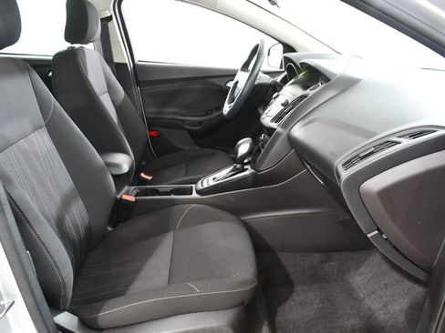 Used 2018 Ford Focus SE w/ Cold Weather Package FWD image 10
