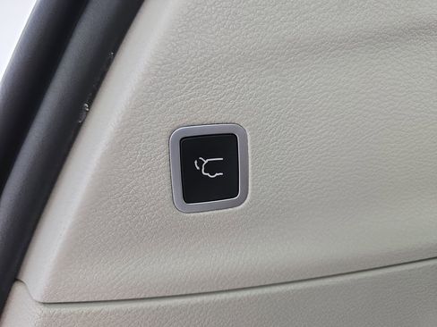 Used 2018 Chrysler Pacifica Touring-L image 14