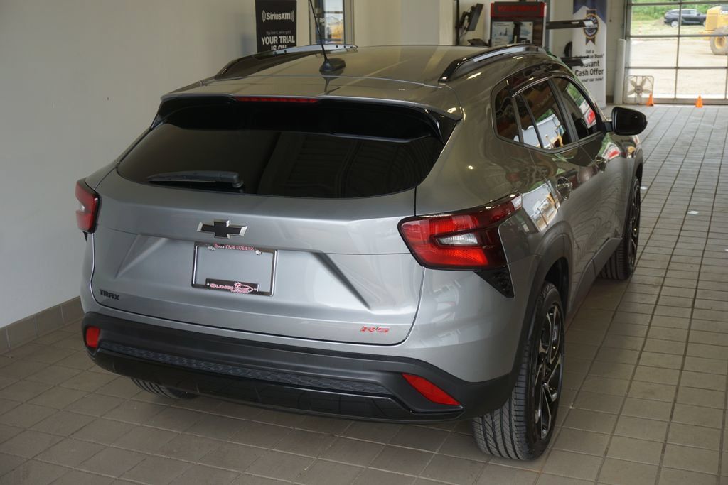Used 2024 Chevrolet Trax RS w/ Sunroof Package FWD image 16