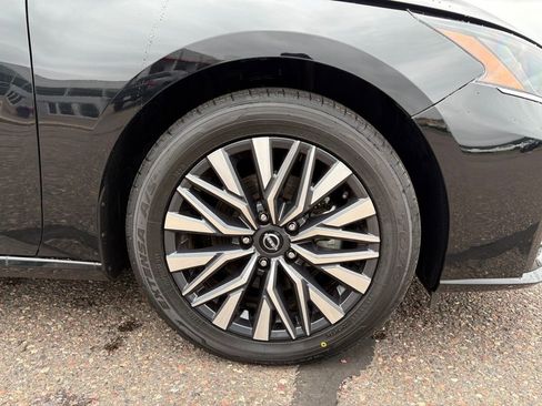 Used 2025 Nissan Altima 2.5 SV FWD image 9