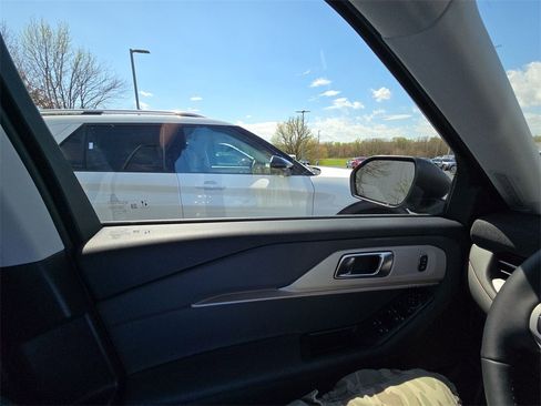 Used 2025 Ford Explorer Active w/ Active Comfort Package image 14