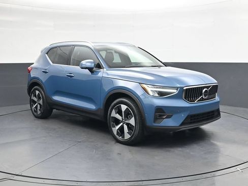 Used 2024 Volvo XC40 B5 Plus AWD/4WD image 2