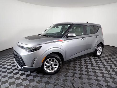Used 2025 Kia Soul LX w/ LX Technology Package FWD image 7
