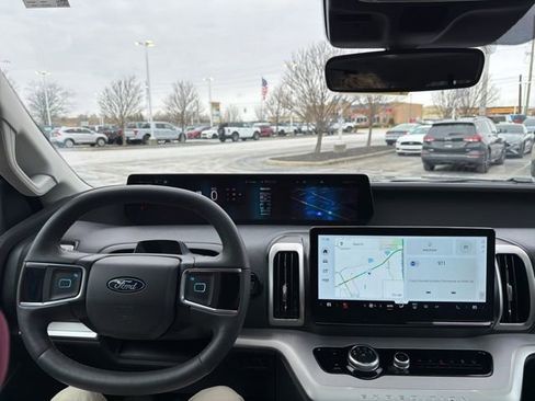 Certified 2025 Ford Expedition Active image 33