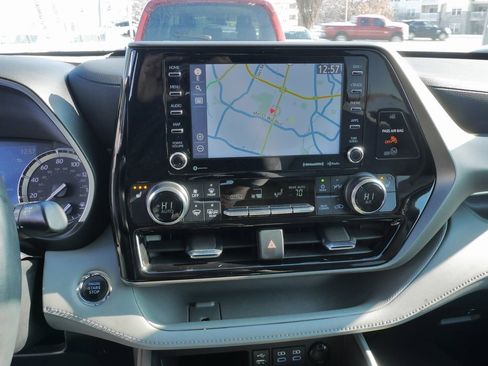Used 2022 Toyota Highlander XLE image 28
