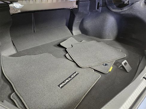 Used 2019 Toyota Avalon XLE image 17