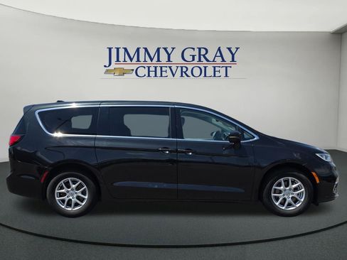 Used 2023 Chrysler Pacifica Touring-L FWD image 6