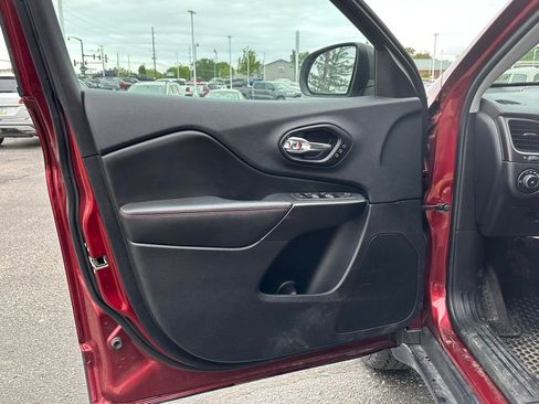 Used 2019 Jeep Cherokee Trailhawk AWD/4WD image 13