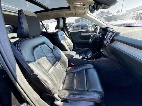 Used 2023 Volvo XC40 B5 Plus image 33