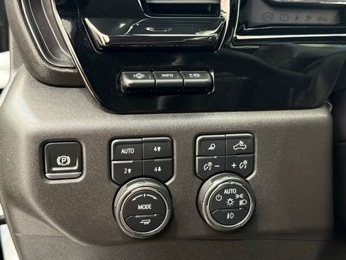 Used 2024 Chevrolet Silverado 1500 ZR2 image 25
