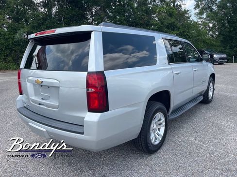 Used 2017 Chevrolet Suburban LT w/ Luxury Package RWD image 15