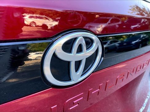 Certified 2024 Toyota Grand Highlander AWD image 30