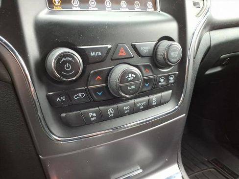 Used 2018 Jeep Grand Cherokee Laredo image 17