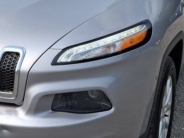 Certified 2018 Jeep Cherokee Latitude Plus AWD/4WD image 12