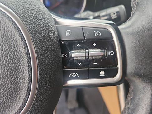 Used 2022 Kia Carnival EX image 14