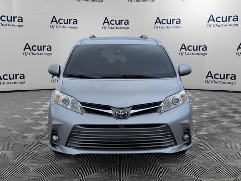 Used 2018 Toyota Sienna XLE image 2