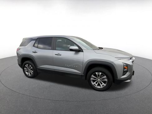 Used 2025 Chevrolet Equinox LT image 2