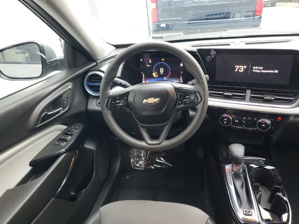 Used 2025 Chevrolet Trax LT FWD image 12