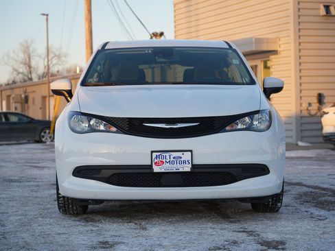 Used 2023 Chrysler Voyager LX image 11