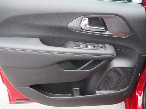 New 2025 Chrysler Voyager LX image 25