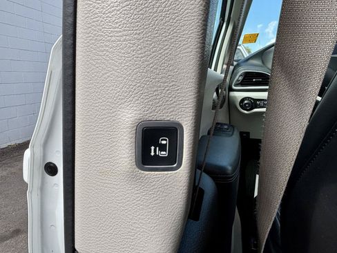 Used 2018 Chrysler Pacifica Limited FWD image 40