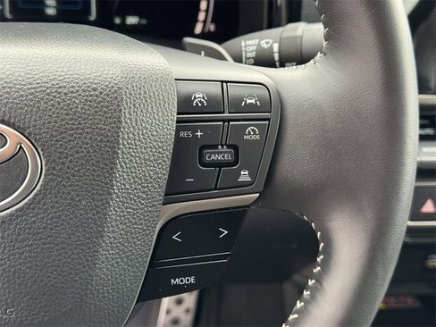 Used 2025 Toyota Camry SE image 12