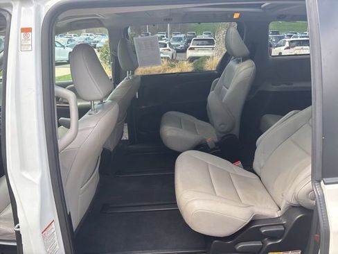 Used 2019 Toyota Sienna Limited Premium image 17