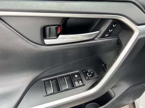 Used 2019 Toyota RAV4 Limited AWD/4WD image 18