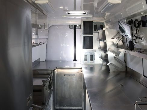 Used 2022 Mercedes-Benz Sprinter 4500 w/ Parking Package image 18